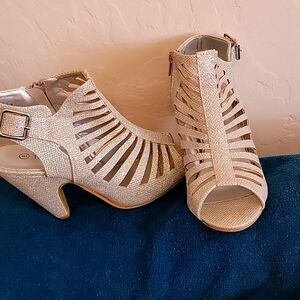 Women  Top Moda, size 8 silver glitter peep toe sandals.